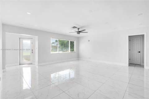 House in Coconut Creek, Florida 3 bedrooms, 142.7 sq.m. № 1288883 - photo 11