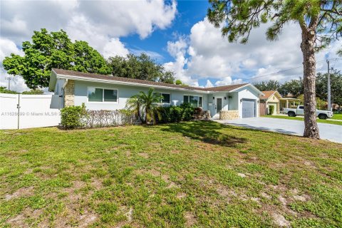 House in Coconut Creek, Florida 3 bedrooms, 142.7 sq.m. № 1288883 - photo 7