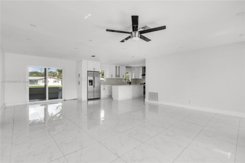 House in Coconut Creek, Florida 3 bedrooms, 142.7 sq.m. № 1288883 - photo 9