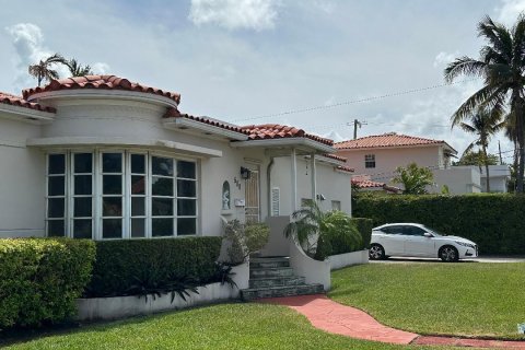 House in Surfside, Florida 3 bedrooms, 171.03 sq.m. № 1163216 - photo 6