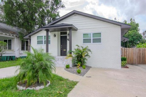 House in Tampa, Florida 4 bedrooms, 182.09 sq.m. № 1349617 - photo 1