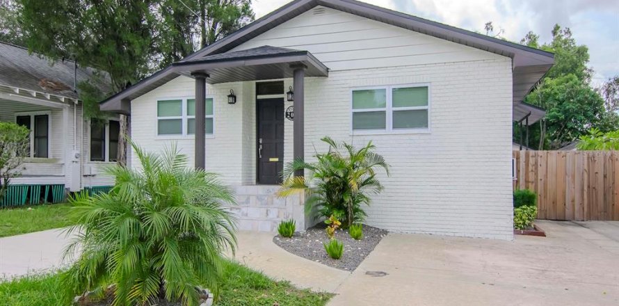 House in Tampa, Florida 4 bedrooms, 182.09 sq.m. № 1349617