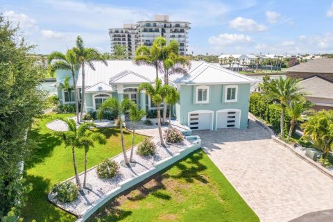 Villa ou maison à vendre à New Smyrna Beach, Floride: 6 chambres, 386.85 m2 № 1349653 - photo 1