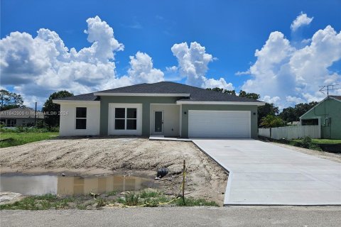 House in Palm Bay, Florida 4 bedrooms, 150.78 sq.m. № 1321643 - photo 1