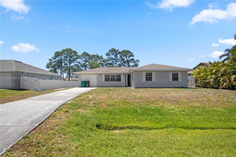 House in Port St. Lucie, Florida 3 bedrooms, 151.06 sq.m. № 1132040 - photo 1