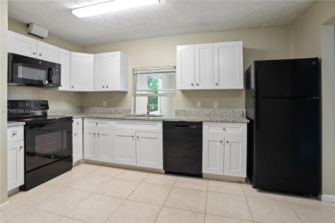House in Port St. Lucie, Florida 3 bedrooms, 151.06 sq.m. № 1132040 - photo 5