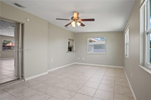 House in Port St. Lucie, Florida 3 bedrooms, 151.06 sq.m. № 1132040 - photo 8