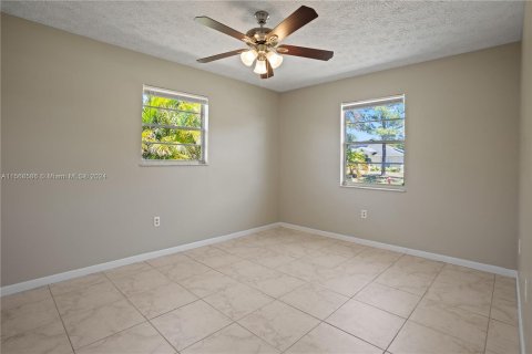 House in Port St. Lucie, Florida 3 bedrooms, 151.06 sq.m. № 1132040 - photo 11