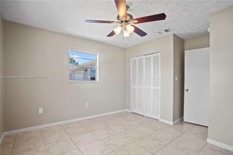 House in Port St. Lucie, Florida 3 bedrooms, 151.06 sq.m. № 1132040 - photo 13