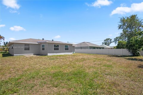 House in Port St. Lucie, Florida 3 bedrooms, 151.06 sq.m. № 1132040 - photo 3