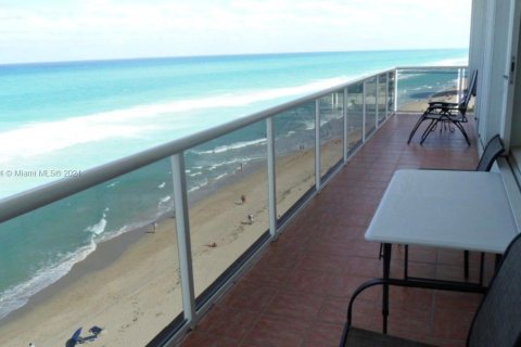 Apartment in Hollywood, Florida 2 bedrooms, 145.86 sq.m. № 1175586 - photo 3