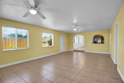 House in Miami, Florida 3 bedrooms, 190.45 sq.m. № 1139231 - photo 24