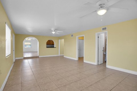 House in Miami, Florida 3 bedrooms, 190.45 sq.m. № 1139231 - photo 23