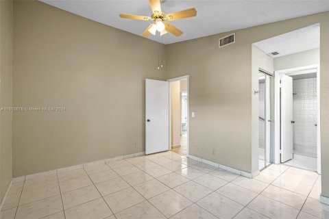 Villa ou maison à vendre à Hialeah, Floride: 2 chambres, 92.07 m2 № 1375408 - photo 12