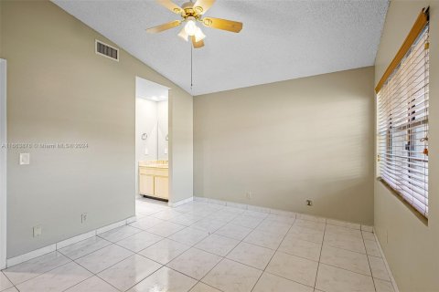 Villa ou maison à vendre à Hialeah, Floride: 2 chambres, 92.07 m2 № 1375408 - photo 11