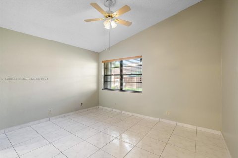 Villa ou maison à vendre à Hialeah, Floride: 2 chambres, 92.07 m2 № 1375408 - photo 16