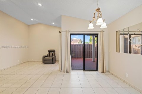 Villa ou maison à vendre à Hialeah, Floride: 2 chambres, 92.07 m2 № 1375408 - photo 7