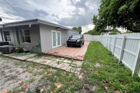 Casa en venta en Hialeah, Florida, 3 dormitorios, 142.88 m2 № 1360316 - foto 24