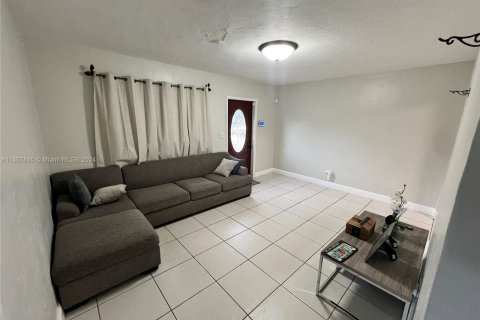 House in Hialeah, Florida 3 bedrooms, 142.88 sq.m. № 1360316 - photo 4