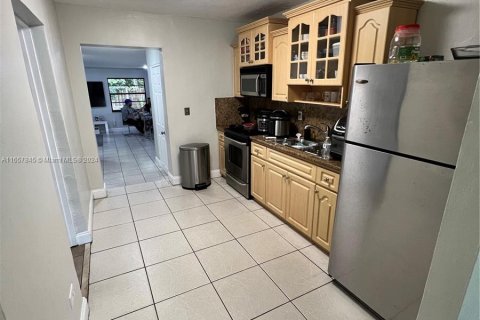 House in Hialeah, Florida 3 bedrooms, 142.88 sq.m. № 1360316 - photo 8