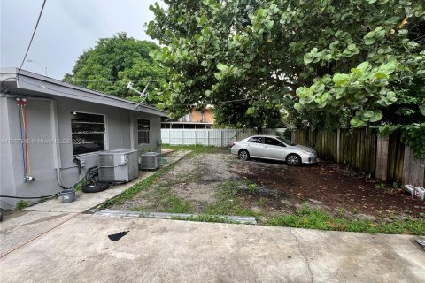 House in Hialeah, Florida 3 bedrooms, 142.88 sq.m. № 1360316 - photo 23