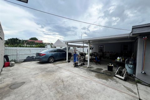 House in Hialeah, Florida 3 bedrooms, 142.88 sq.m. № 1360316 - photo 19