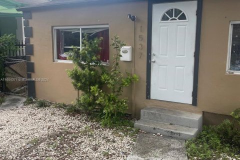 House in Miami, Florida 3 bedrooms, 100.61 sq.m. № 1360344 - photo 2