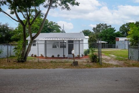 House in Auburndale, Florida 3 bedrooms, 130.06 sq.m. № 1393329 - photo 1