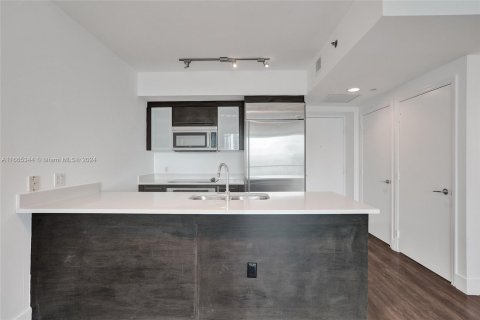 Condo in Miami, Florida, 1 bedroom  № 1377659 - photo 2