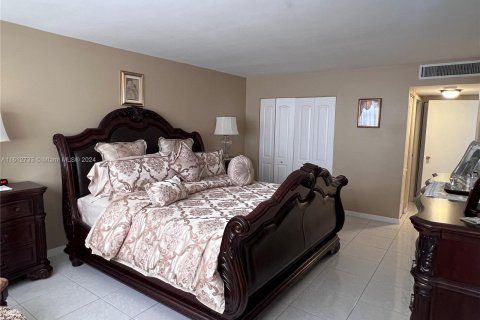 Condominio en venta en Hallandale Beach, Florida, 1 dormitorio, 91.23 m2 № 1235068 - foto 15
