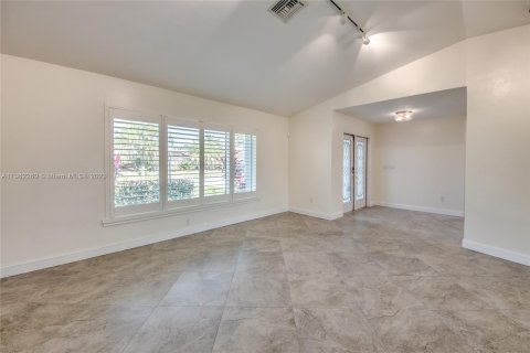 House in Fort Myers, Florida 3 bedrooms № 389478 - photo 6