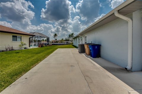 House in Fort Myers, Florida 3 bedrooms № 389478 - photo 2