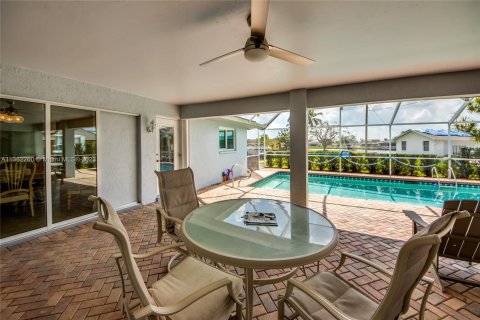 Casa en venta en Fort Myers, Florida, 3 dormitorios № 389478 - foto 27