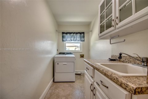 Casa en venta en Fort Myers, Florida, 3 dormitorios № 389478 - foto 24
