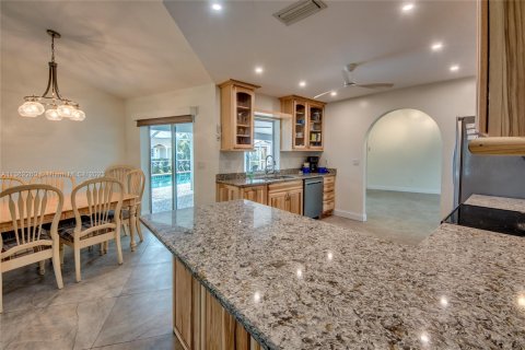 Casa en venta en Fort Myers, Florida, 3 dormitorios № 389478 - foto 13