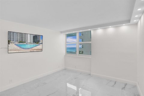 Condominio en venta en Hallandale Beach, Florida, 2 dormitorios, 115.94 m2 № 176666 - foto 28