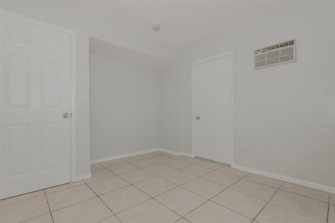 House in Hollywood, Florida 2 bedrooms, 69.58 sq.m. № 1186266 - photo 3