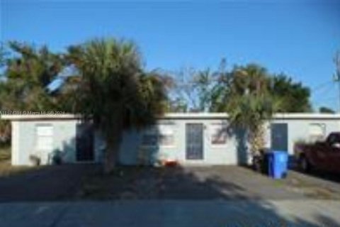 Купить коммерческую недвижимость в Форт Майерс, Флорида № 1141083 - фото 1