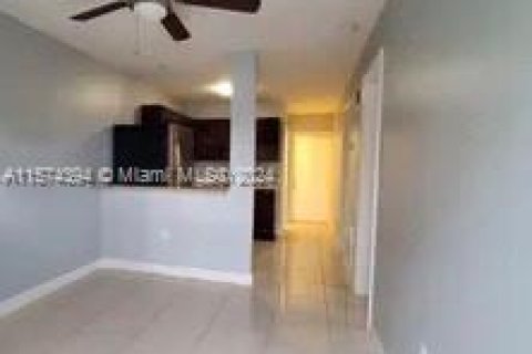 Купить коммерческую недвижимость в Форт Майерс, Флорида № 1141083 - фото 2