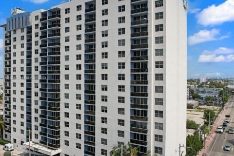 Condo in Miami Beach, Florida  № 1332201 - photo 1