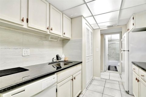 Condominio en venta en Lauderhill, Florida, 2 dormitorios, 117.06 m2 № 1099677 - foto 12