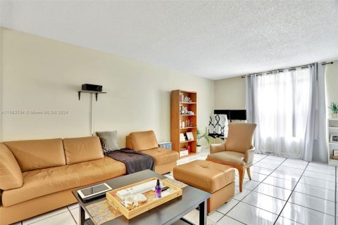 Condominio en venta en Lauderhill, Florida, 2 dormitorios, 117.06 m2 № 1099677 - foto 6