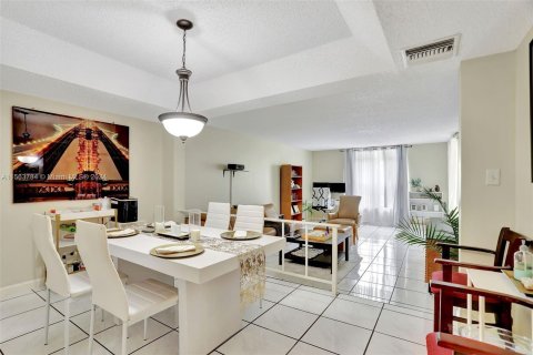 Condominio en venta en Lauderhill, Florida, 2 dormitorios, 117.06 m2 № 1099677 - foto 2