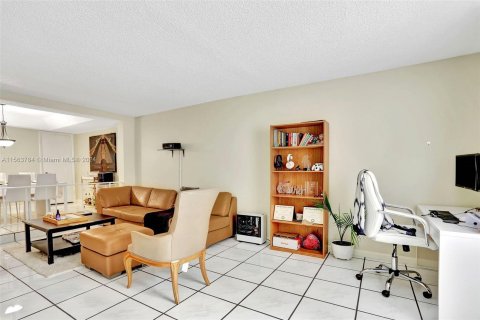 Condominio en venta en Lauderhill, Florida, 2 dormitorios, 117.06 m2 № 1099677 - foto 8