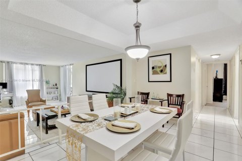 Condominio en venta en Lauderhill, Florida, 2 dormitorios, 117.06 m2 № 1099677 - foto 3