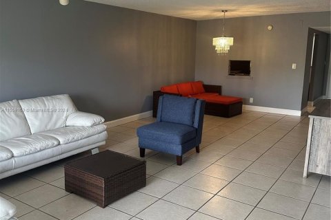 Condominio en venta en Lauderhill, Florida, 2 dormitorios, 111.48 m2 № 1099716 - foto 2