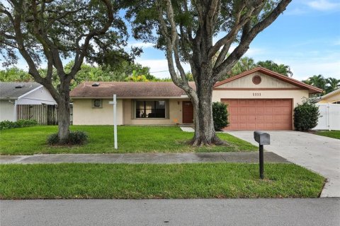 House in Deerfield Beach, Florida 3 bedrooms, 151.99 sq.m. № 1346776 - photo 1