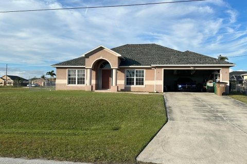 House in Cape Coral, Florida 4 bedrooms № 925017 - photo 1