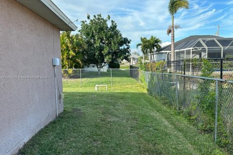 House in Cape Coral, Florida 4 bedrooms № 925017 - photo 24