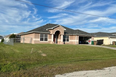 House in Cape Coral, Florida 4 bedrooms № 925017 - photo 2